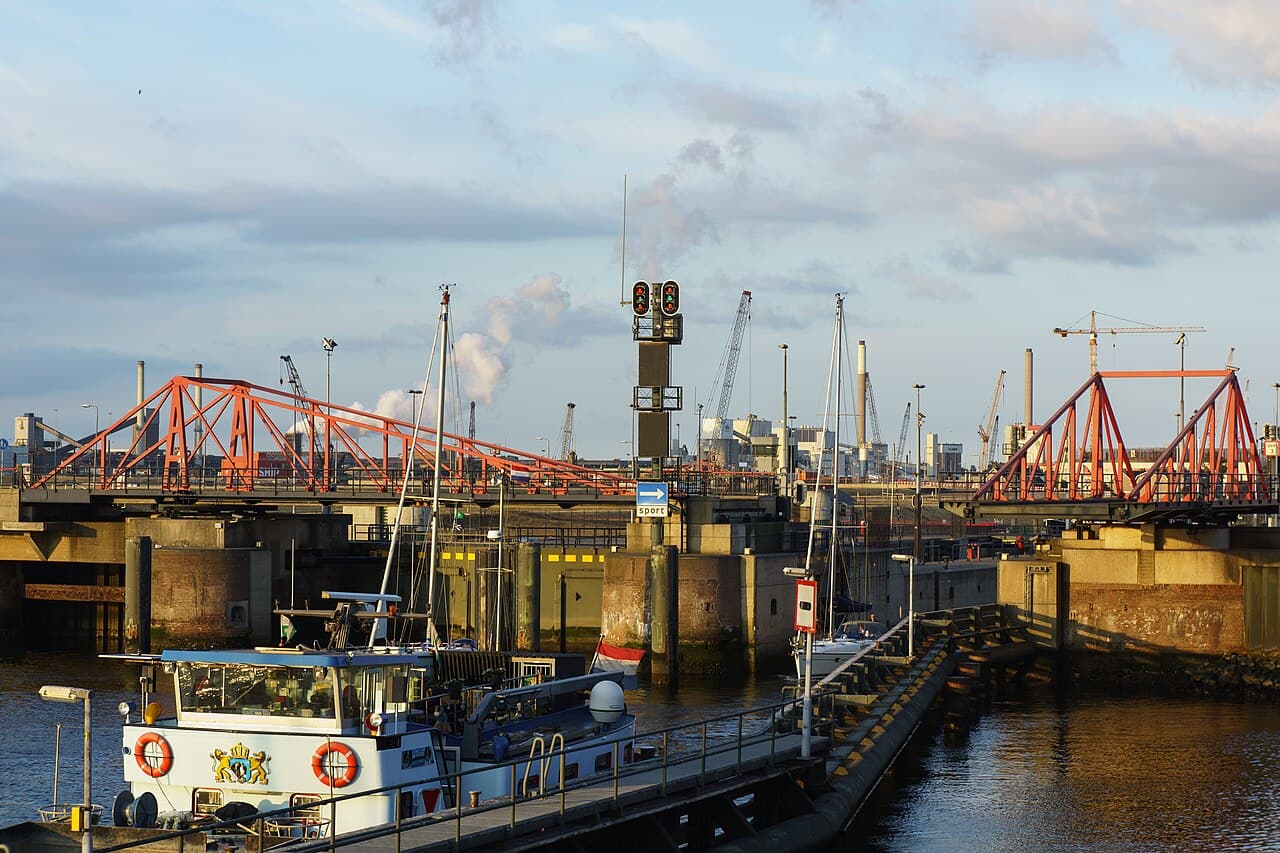 Ambience — Dutch Escape from Tilbury