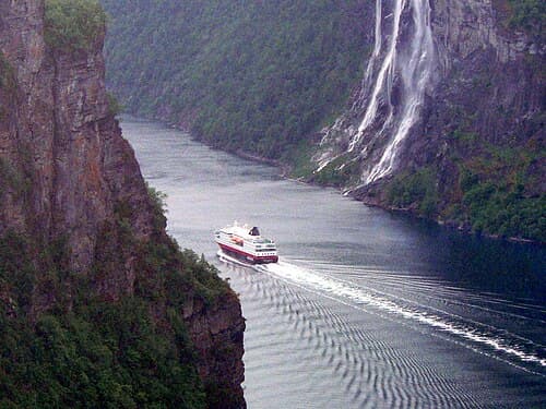 HX Expeditions cruise line